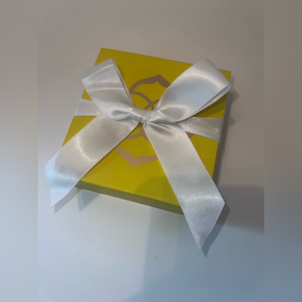 Kendra Scott Gold earring NWT